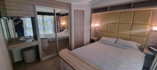 Tempat tidur dalam kamar di Lynton lodges