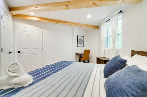 1 dormitorio con 1 cama con 2 almohadas en Scenic Pocono Pines Apartment with Fire Pit!, en Pocono Pines