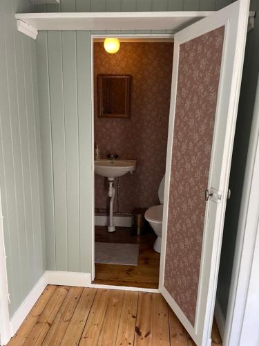a bathroom with a toilet and a sink at Bagarstugan in Kolbäck