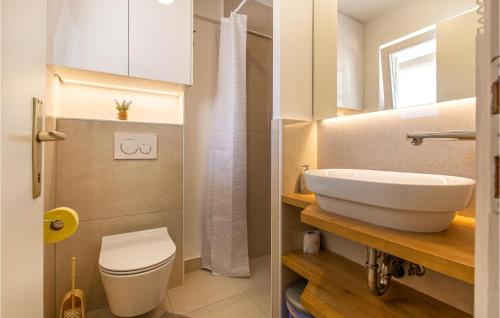ein Badezimmer mit einem weißen WC und einem Waschbecken in der Unterkunft Gorgeous Apartment In Izola With Kitchen in Izola