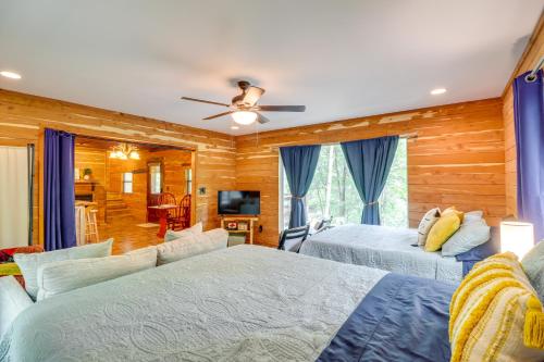 1 dormitorio con 2 camas y sofá en Rural Arkansas Vacation Rental with Wraparound Porch, en Heber Springs