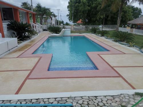 a swimming pool in the middle of a yard at Villa Rosa in Bejuquero