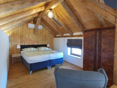 מיטה או מיטות בחדר ב-Natúr Komfort Apartmanok