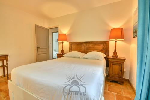 - une chambre avec un lit blanc et 2 lampes dans l'établissement SERENITY Villa for 8 By Sunset, à Grasse