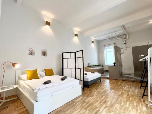 sypialnia z 2 łóżkami w pokoju w obiekcie Große Loft-Apartments im Herzen Bremens w Bremie