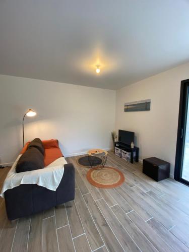- une chambre avec un lit et un salon dans l'établissement Maison plain pied Audenge 95m2 jardin privatif avec terrasses et parking, à Audenge