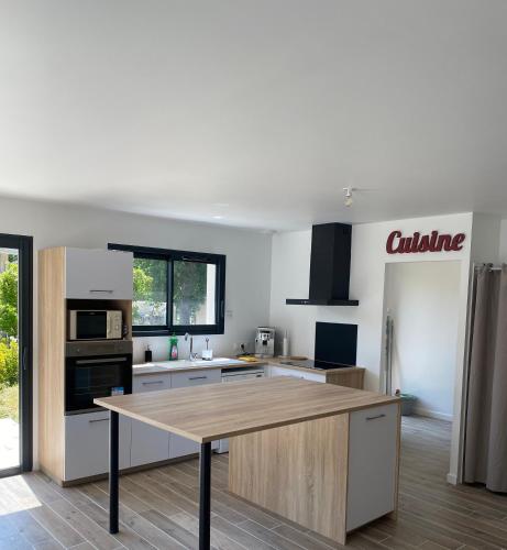 Kitchen o kitchenette sa Maison plain pied Audenge 95m2 jardin privatif avec terrasses et parking