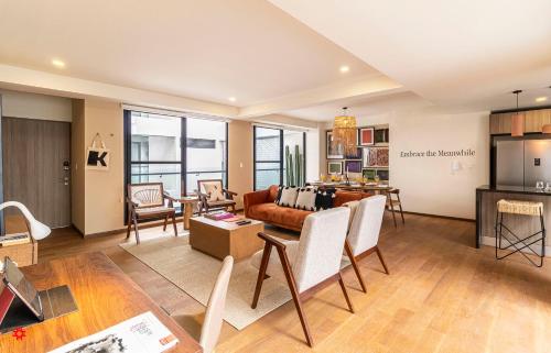 een woonkamer met een bank en een tafel bij Casa Colima by Kukun in Mexico-Stad