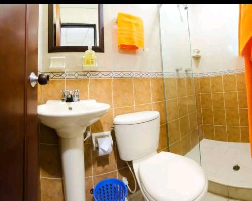 ein Bad mit einem WC, einem Waschbecken und einer Dusche in der Unterkunft Apartamento Granada 2 habitaciones - 201 in Cali