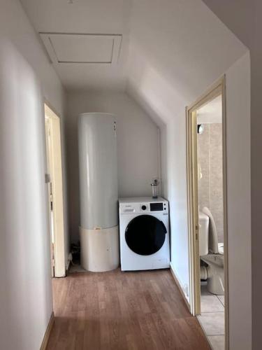 - une cuisine avec lave-linge et sèche-linge dans la chambre dans l'établissement Grand Appartement lumineux 2ch. Ville historique., à Verneuil-sur-Avre