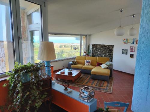 a living room with a couch and a table at le finestre sul mare in Conversano