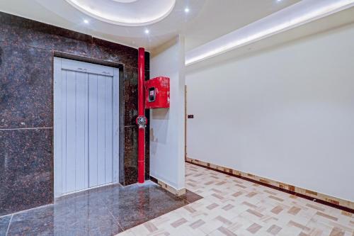 a red door in a room with a wall at Townhouse Riddhi Regency Near Indira Nagar Metro Station in Lucknow