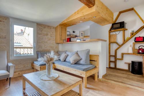 un salon avec un canapé bleu et une table dans l'établissement Mogador Air Conditionned 3 rooms apt in the historic center, à Montpellier
