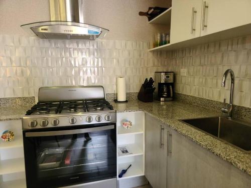 Kuchyň nebo kuchyňský kout v ubytování Roble 102 Hermoso Apartamento Con Alberca