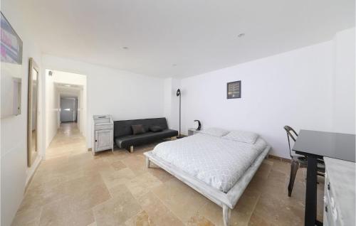 ein weißes Schlafzimmer mit einem Bett und einem Sofa in der Unterkunft Le Loft De La Grange 