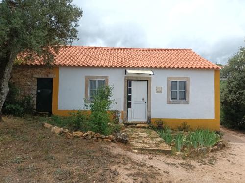 a small white house with a red roof at Casa dos Terranhos in Tomar