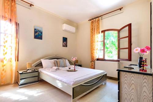 Un dormitorio con una cama grande y una ventana en Eva’s Place Panoramic Sea View en Souda