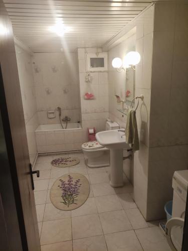 a bathroom with a sink and a toilet and a tub at Beylikdüzü merkez site içi daire in Beylikduzu