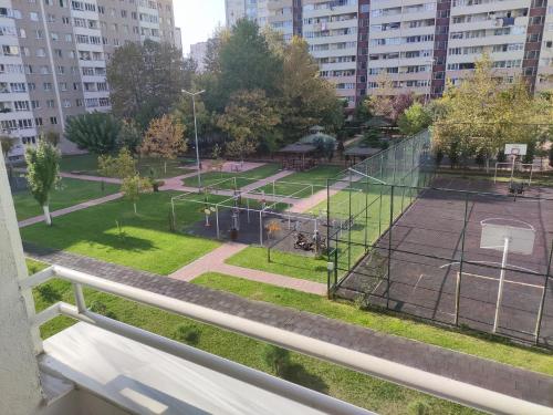 a view of a tennis court in a park at Beylikdüzü merkez site içi daire in Beylikduzu