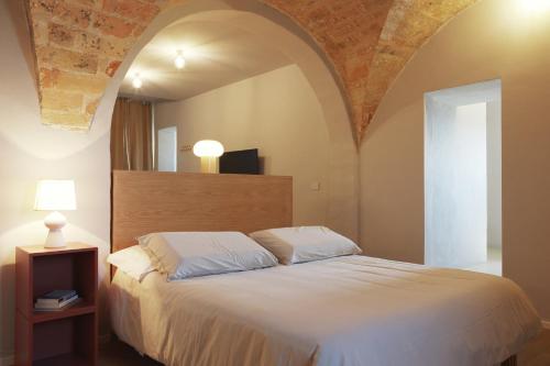 1 dormitorio con cama blanca y techo abovedado en Casa Cunicchio, en SantʼElpidio a Mare
