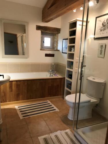 une salle de bain avec toilettes, lavabo et baignoire dans l'établissement Villa - Mas de campagne prestigieux- Authentic french countryhouse in dream countryside, à Algans