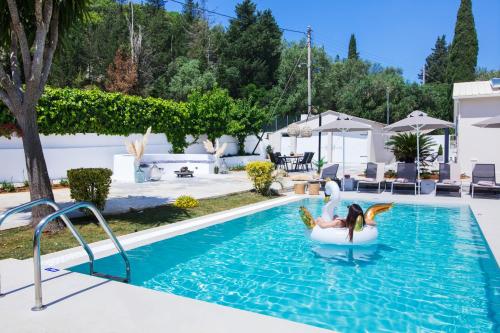 una piscina con una sirena en una balsa en el agua en Grande Terra Villas with Swimming Pool, en Spartýlas