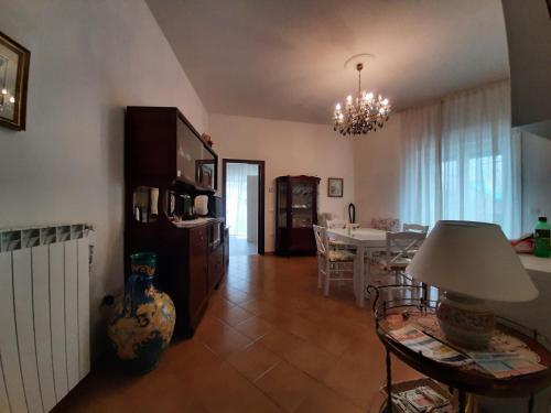 uma sala de estar com uma mesa e uma sala de jantar em Casa Ricordi em Vietri