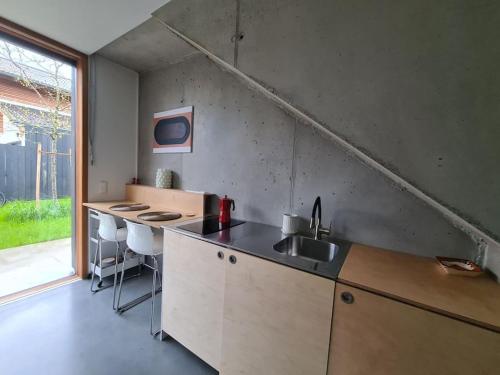eine Küche mit einer Spüle und einer Arbeitsplatte in der Unterkunft Vintage studio am Chiemsee in Übersee