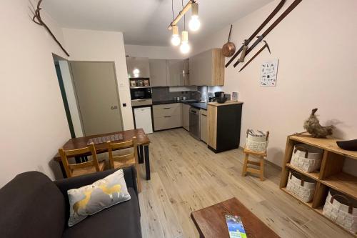 ein Wohnzimmer mit einem Sofa und einem Tisch in der Unterkunft Le Granier en Chartreuse in Saint-Pierre-dʼEntremont