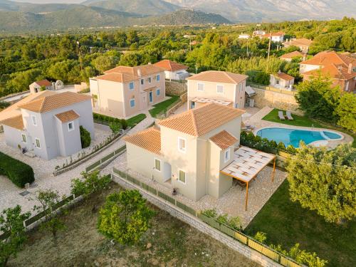 vista aerea su una villa con piscina di Vasilopoulos Residences - Villa Emelia with shared pool ad Argostoli