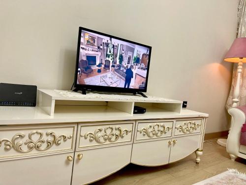 un televisor en la parte superior de un tocador blanco en Doğa Manzaralı Ferah Daire en Kocatepe