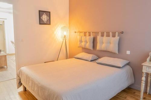 a bedroom with a large bed with two pillows at Chartres hyper centre bel appartement rénové in Chartres