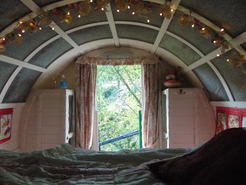 LlandysulにあるRomany Wagon & Cwtchの大きな窓付きの客室のベッド1台分です。