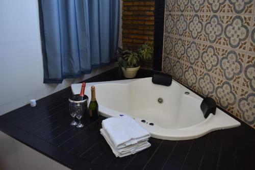 a bath tub sitting on top of a black counter at Nautillus Pousada in Arraial do Cabo