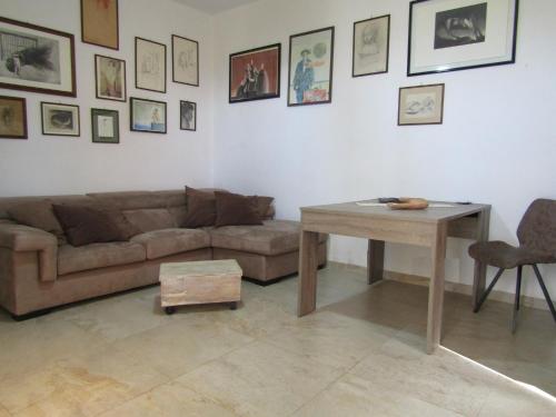sala de estar con sofá y mesa en Casa Milena, en Vallecchia