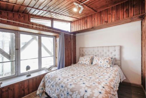 a bedroom with a bed and a window at Cabaña Estrella de Mar in Puchuncaví