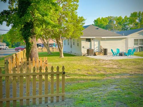 Zahrada ubytování Cottage in Heart of Colonial Beach, 7 Mins Walk to the Beach