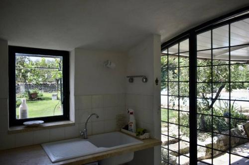 een badkamer met een bad en een raam bij Trulli Shanti Cisternino in Cisternino