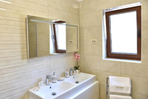 Koupelna v ubytování Villa Muskatel KRK -with heated covered pool