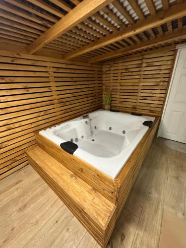 a jacuzzi tub in a room with wooden walls at Casa con Jacuzzi in San Pedro de la Paz