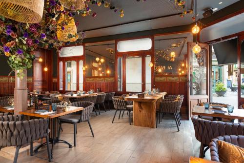 a restaurant with wooden tables and chairs and flowers at HBE Boutique España - Turismo de Interior in Llucmajor
