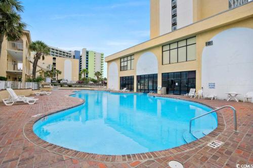 uma grande piscina em frente a um edifício em Oceanfront Efficiency T508 em Myrtle Beach
