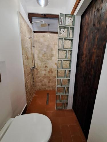 Bilik mandi di Casa Doros
