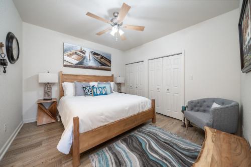 a bedroom with a bed and a ceiling fan at Natalie's Nook, Lake Hideaway near Downtown Fun! in Hot Springs