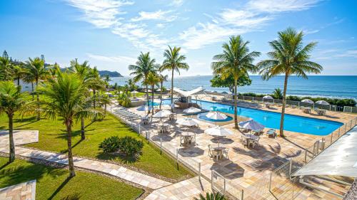 einem Luftblick auf ein Resort mit Pool und Meer in der Unterkunft Itapema Beach Hotéis by Nobile in Itapema