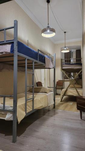 um quarto com 2 beliches e 2 luzes em Orbeliani Hostel em Tbilisi