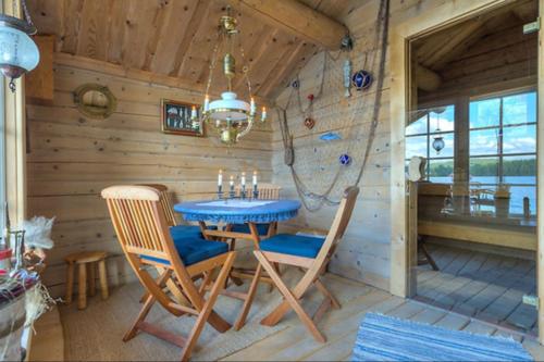 een eetkamer met een tafel en stoelen in een hut bij Sommarstuga med sjötomt och brygga in Hedemora