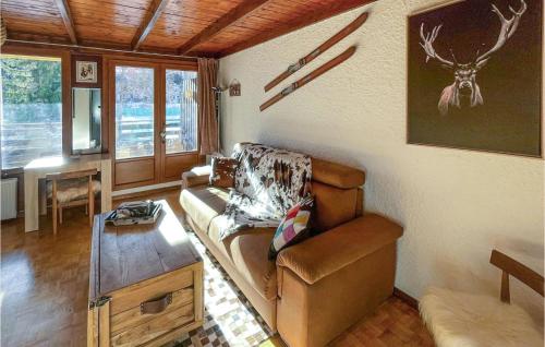 ein Wohnzimmer mit einem Sofa und einem Tisch in der Unterkunft Cozy Apartment In Uvernet-fours With House A Mountain View in Uvernet