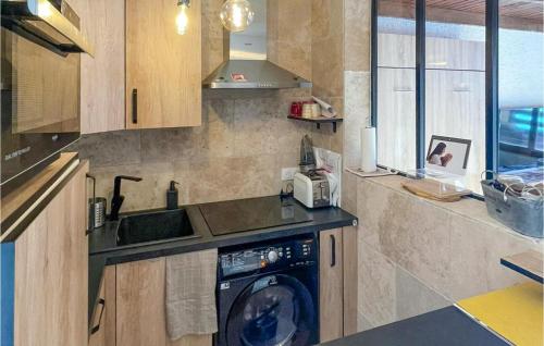 eine Küche mit einer Waschmaschine und einem Waschbecken in der Unterkunft Cozy Apartment In Uvernet-fours With House A Mountain View in Uvernet