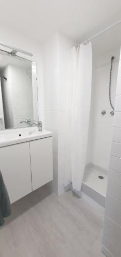 a white bathroom with a sink and a mirror at Las vistas de Cerler in Cerler